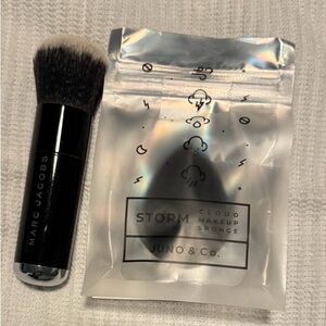 Marc Jacobs The Face III Buffing Foundation Brush with Juno & Co. Silver Sponge